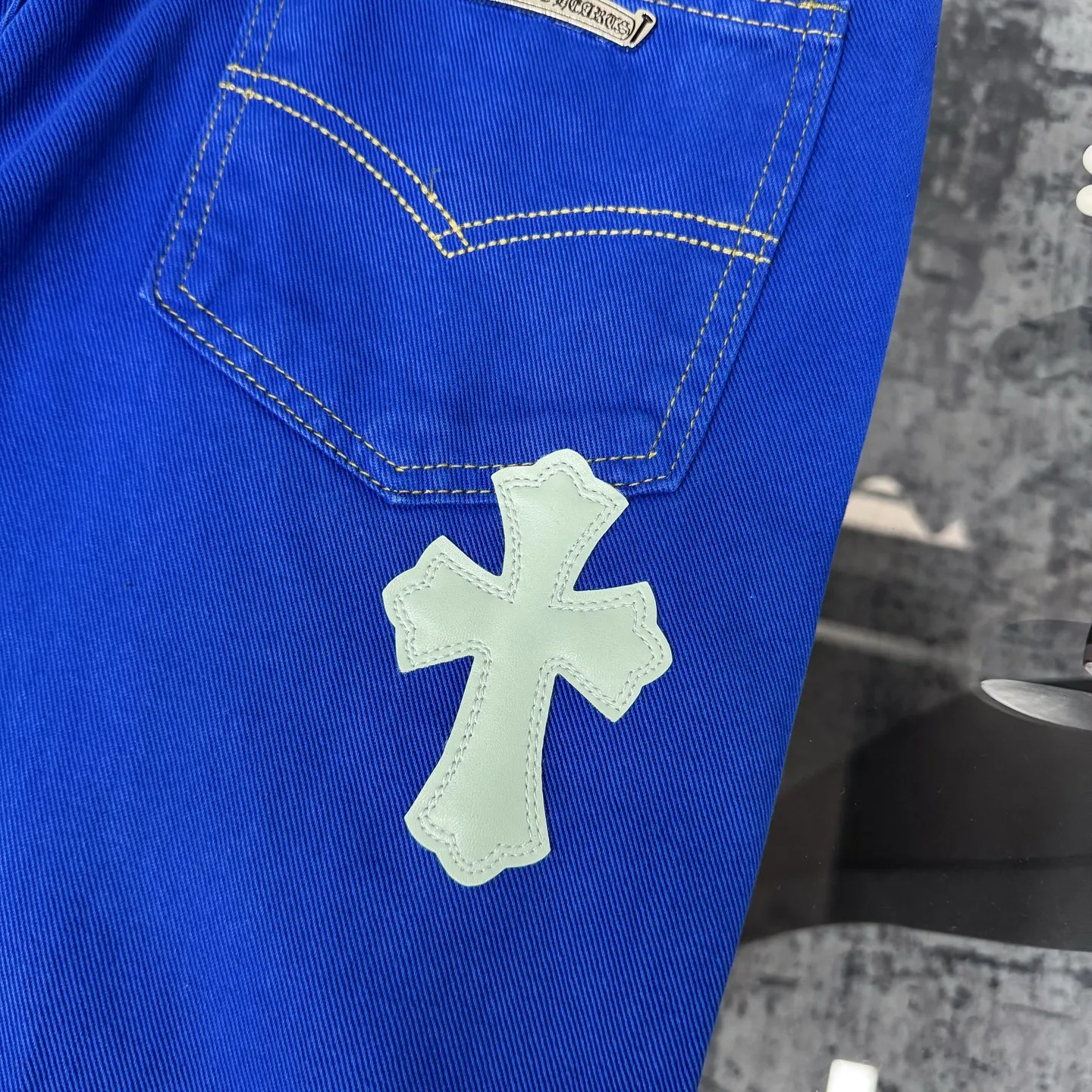 P260 Chrome hearts｜ch Chrome hearts London limited dopamine blue leather jeans, counter price 22W level, patchwork cross pattern embellishment, washed jeans! ! An absolutely high-end luxury product, a 1.9W-level god-level single product, a super popular product, made by top heavy industry, a magic weapon that cannot be missed! [About Zangyin] This is an extremely luxurious fashion brand that can also be called the aristocracy of the high street. It has always been an exclusive brand for some hipsters or rich second generations. Compared with ordinary high streets, it is more luxurious and noble. Compared with luxury brands, it is more fashionable and individual. It has always been a brand that I have a special liking for. [Top heavy industry fashion design] Consistently high-street luxury style. Speaking of this style, the Zangyin family and GU family are definitely the leading representative brands. Especially the Zangyin family has really achieved a state-of-the-art effect in creating high-street style. The unique washed material is used to create this style. The color system is already quite eye-catching. After it is decorated with patchwork cross flowers, it cleverly highlights the charm of the brand. Secondly, this style uses classic The high-waist cutting design highlights the long legs and fashionable temperament of the upper body. The brand is highly recognizable and the slim fit configuration is more suitable for daily wear. It is a product that interprets personality, fashion, and specifications at a glance. This single product is enough to make any fan excited. It can be a white T-shirt for a youthful college style, or a tight suspender for a royal style. It has strong matching ability and can be easily controlled by men.  [Materials and craftsmanship] Needless to say, this point goes without saying. As an excellent craftsman brand, Zangyin’s requirements for details and craftsmanship are really perfect. The washed color of this model has gone through so many processes, not to mention the embellishment of denim appliques. It is also purely hand-made and sewn. Just like what they believe in, only hand-made things have soul and have the meaning of wear. A top-notch heavy-duty fashionable denim item, I look forward to your perfect interpretation! !   Color: Dark blue Size: S-XL (28 30 32 34) Pants length: 101/103/105/107 Waist: 78/82/86/90 Recommended height: 170/175/180/185 Recommended weight: 120/140/160/180